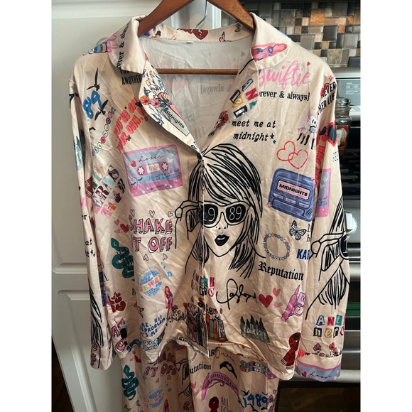 Taylor Swift Silky Satin Graphic Print Pajamas Set Eras Tour Size Medium - Picture 3 of 6